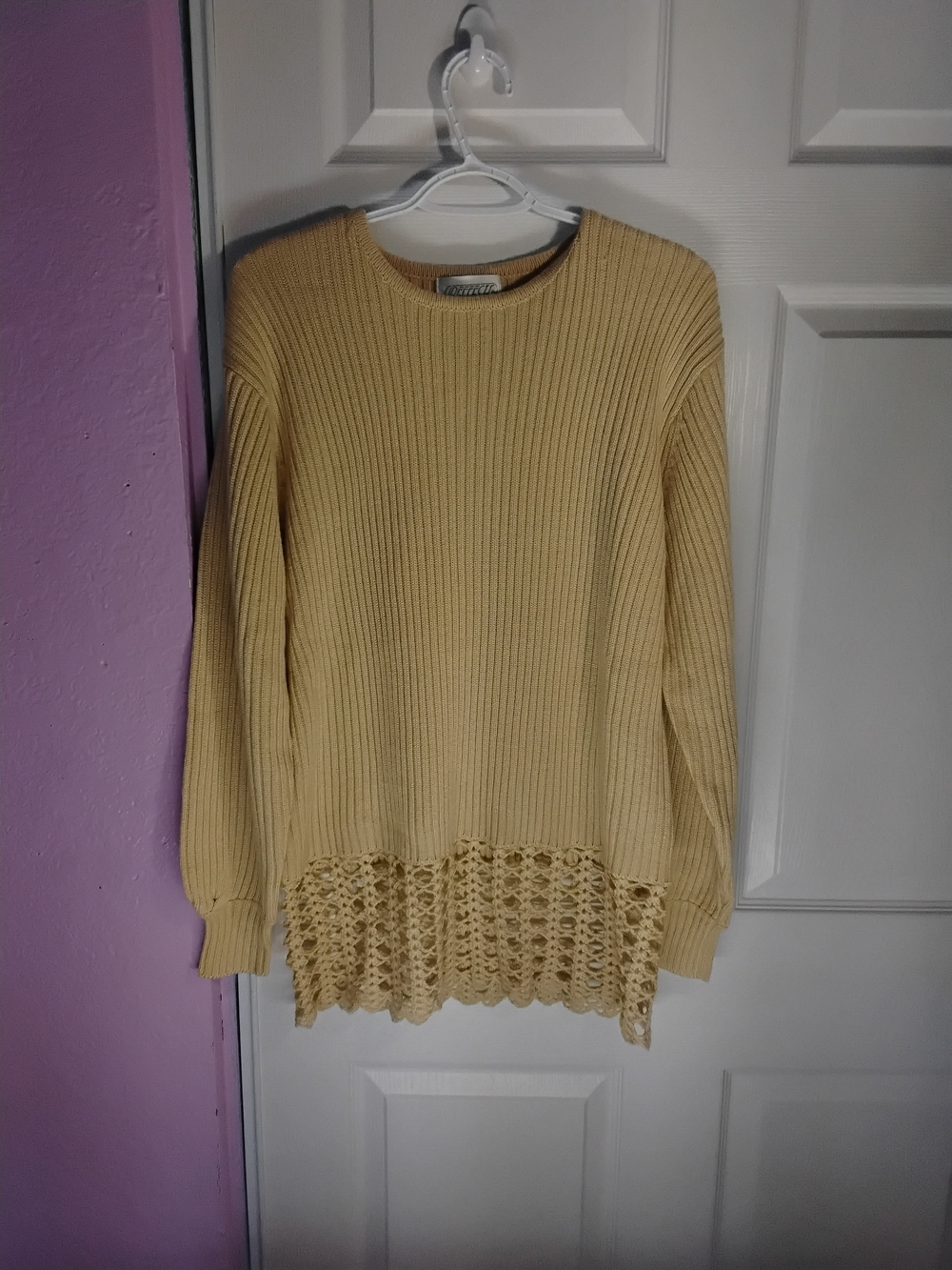 Cozy Crochet-Hem Crewneck Sweater in Light Yellow Vintage Size M